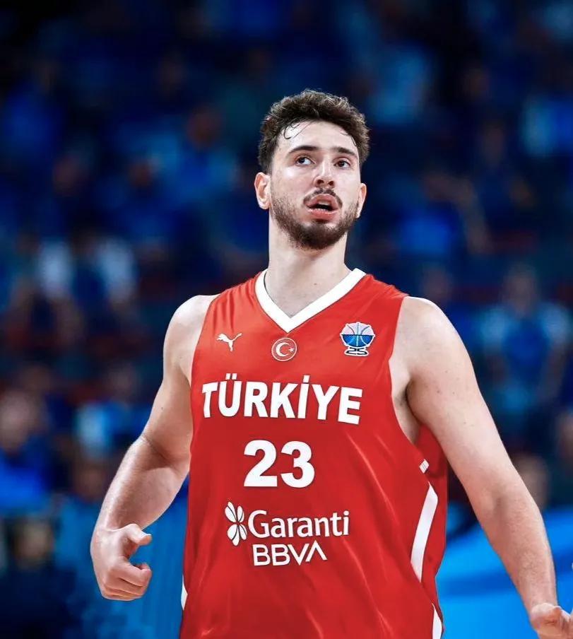 申京成长太快了！下赛季的火箭真是值得期待。

在欧锦赛上，申京化身FIBA大杀器