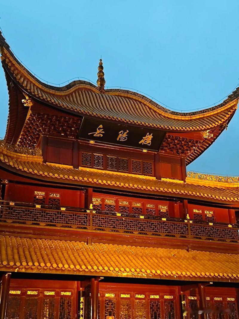 岳阳楼凭啥稳居四大名楼？尺寸差距太明显，看着真显小气！
 
很多人逛完四大名楼都