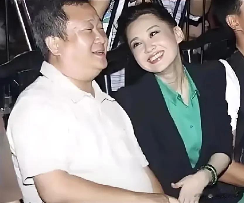 这照片上的女人，大家猜是谁？
笑得真开心。

看上去，像是在讨好男人
或者在向男