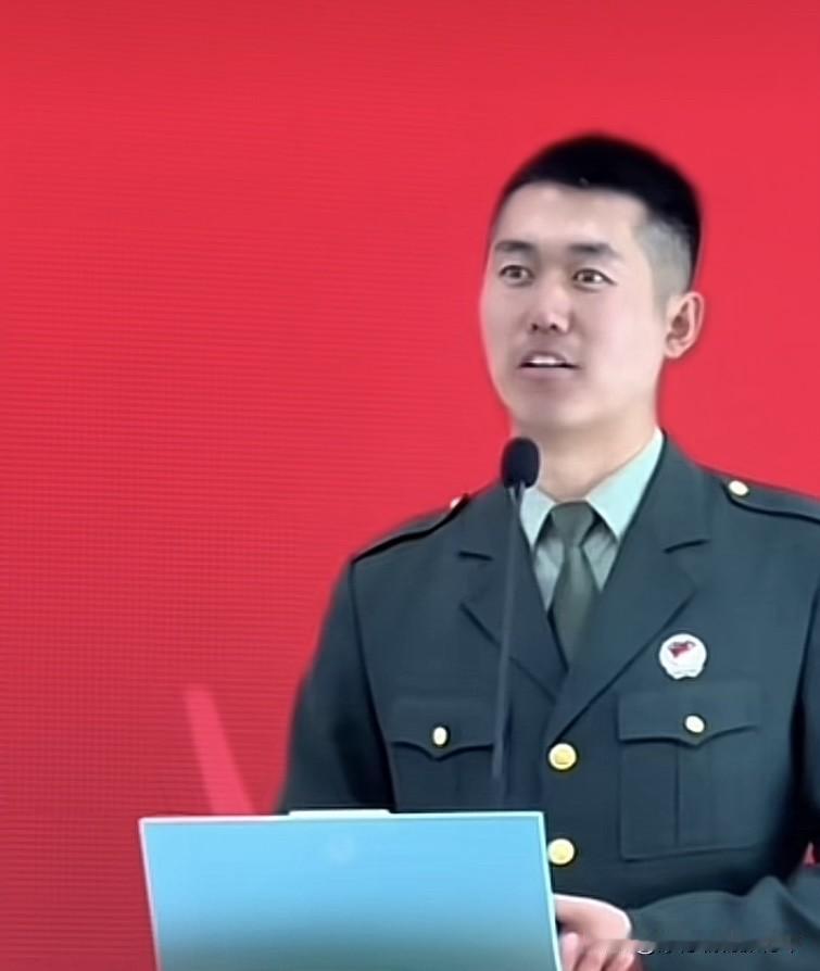 张自轩被诟病的根本原因是什么？
总结起来就一句话：退了伍也褪了色！
想想看，一个