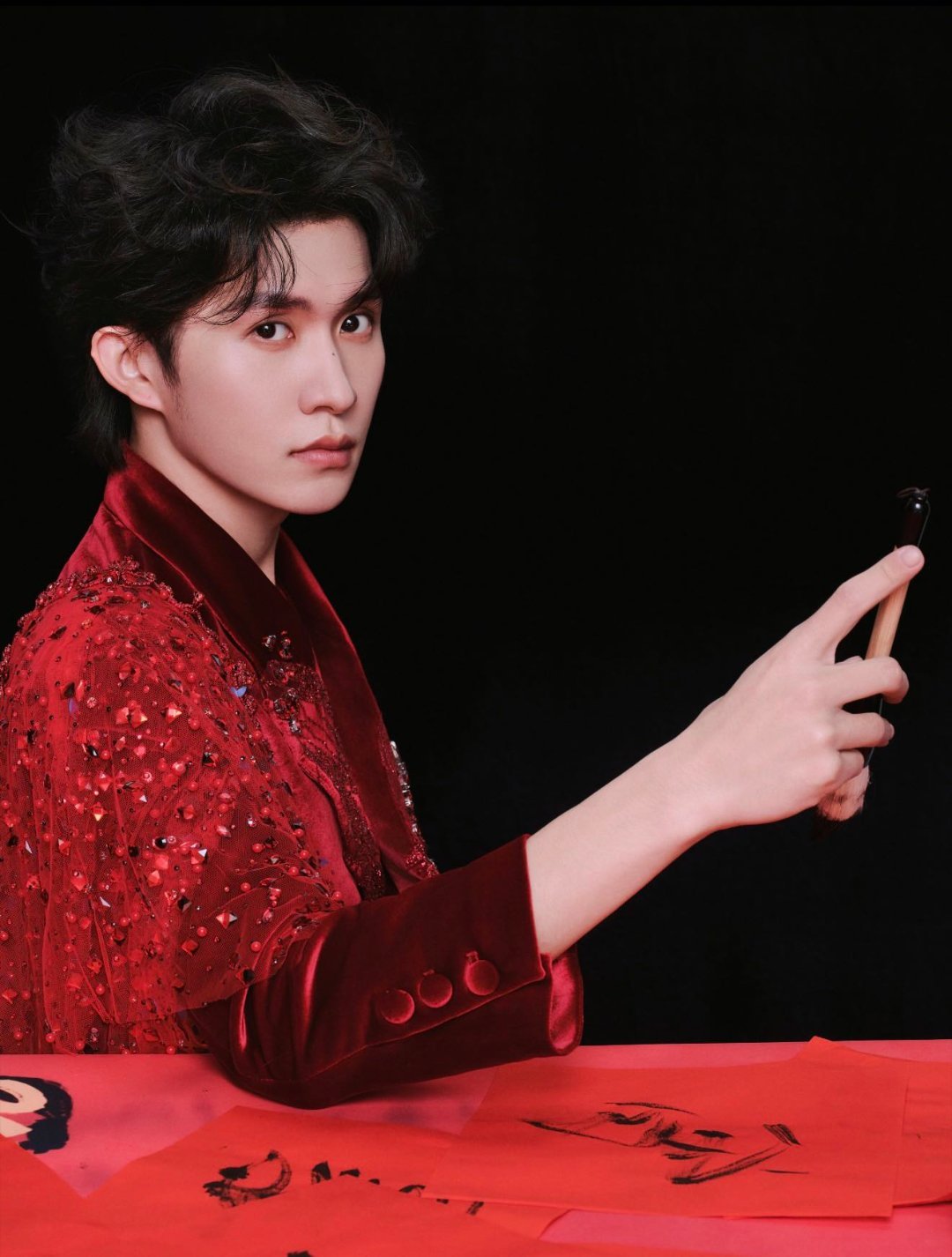 看的出平台对张集骏还算认可，他去年很多作品都是爱优腾还有品牌定制，最近好像也有新