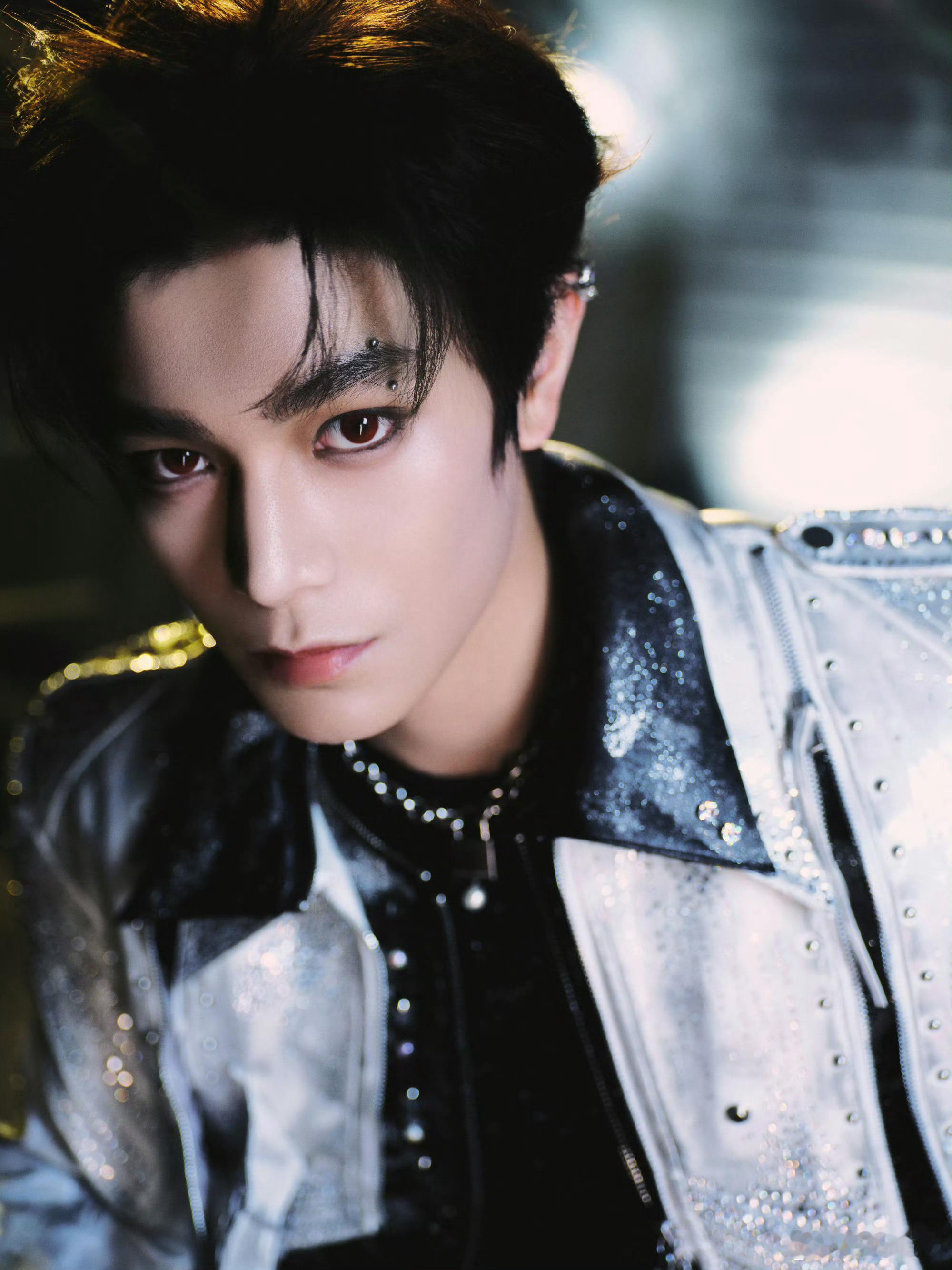 丁禹兮音乐节第二套，铆钉流苏皮衣，好看 