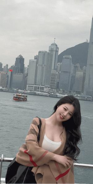 醉晕香江，有“回眸一笑百媚生”之情景。
不过，实话实说，女子她皆有可能就是游刃有