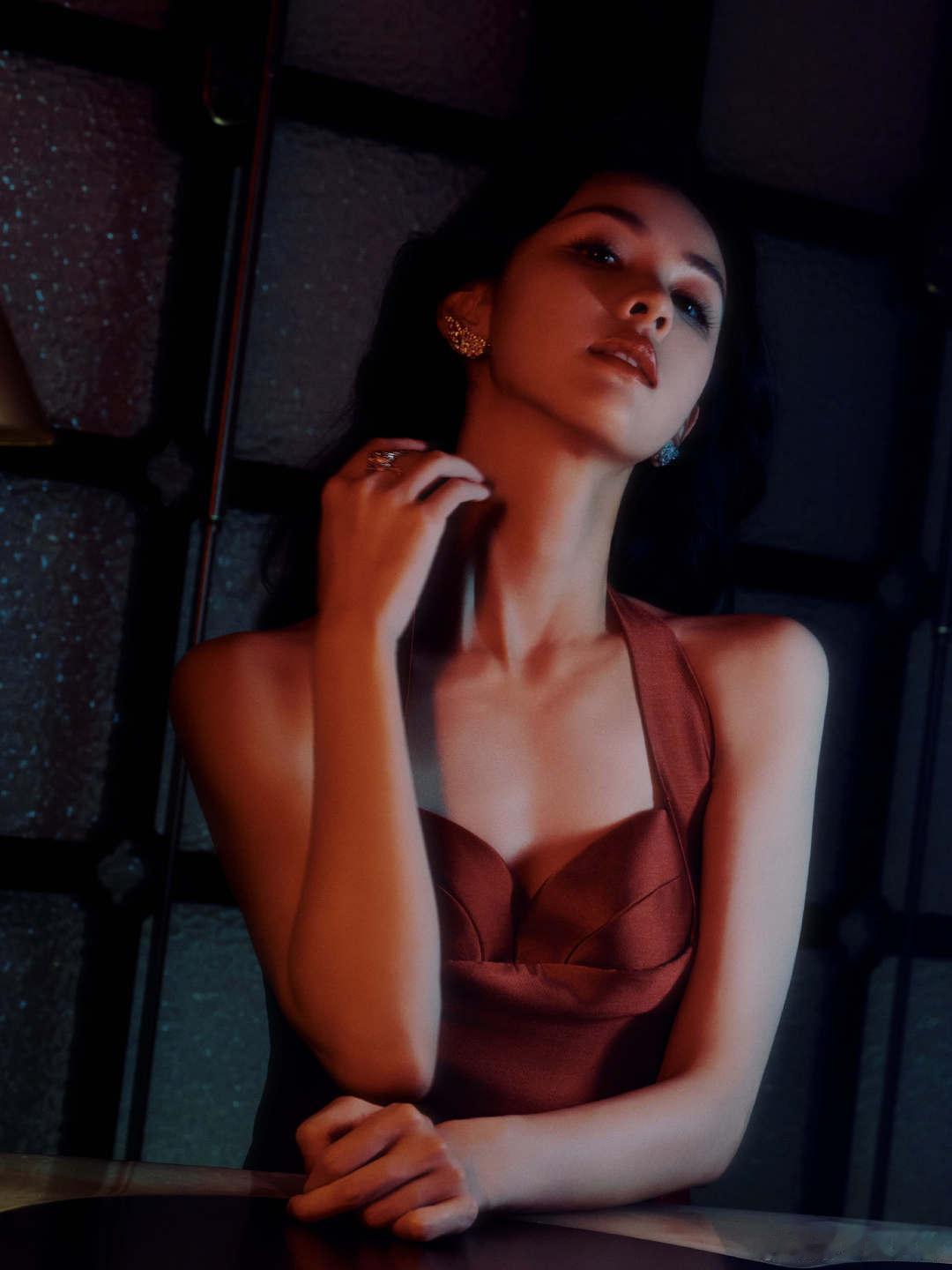 #港风陈都灵杀回来了#陈美嘟红裙尽显女王范，梦回那年惊鸿一瞥。 ​​​
