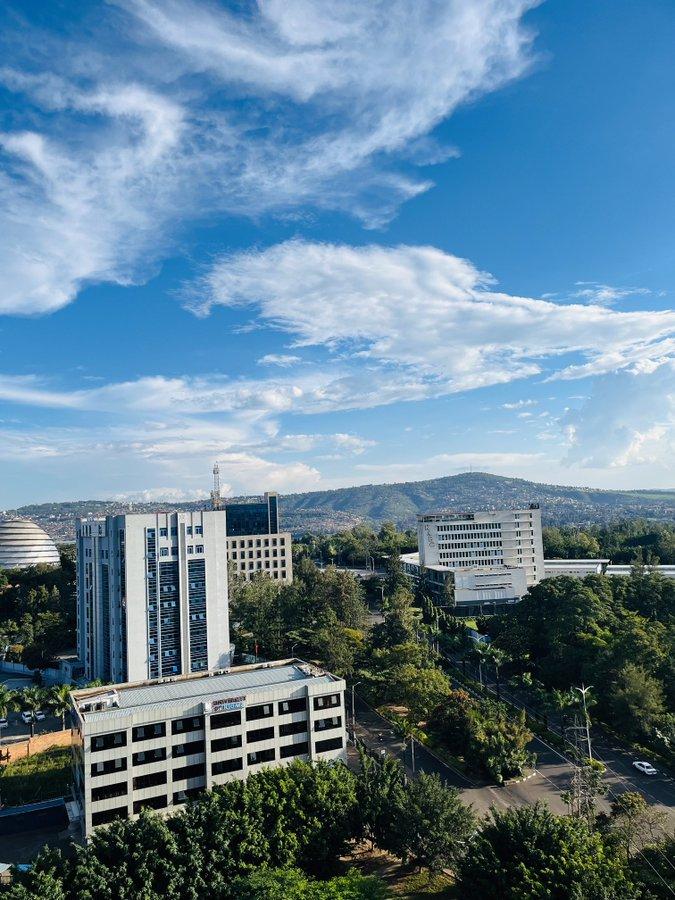 卢旺达：现代化首都与乡村贫困的强烈反差
　　一边是首都基加利的现代化都市风貌，另