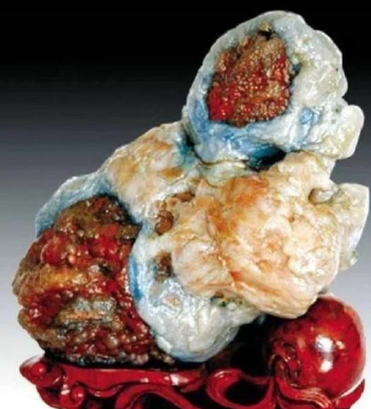 1993年，一牧民答应将一块拴羊的石头5万元卖给一广东人。谁料，正要交易时，牧民