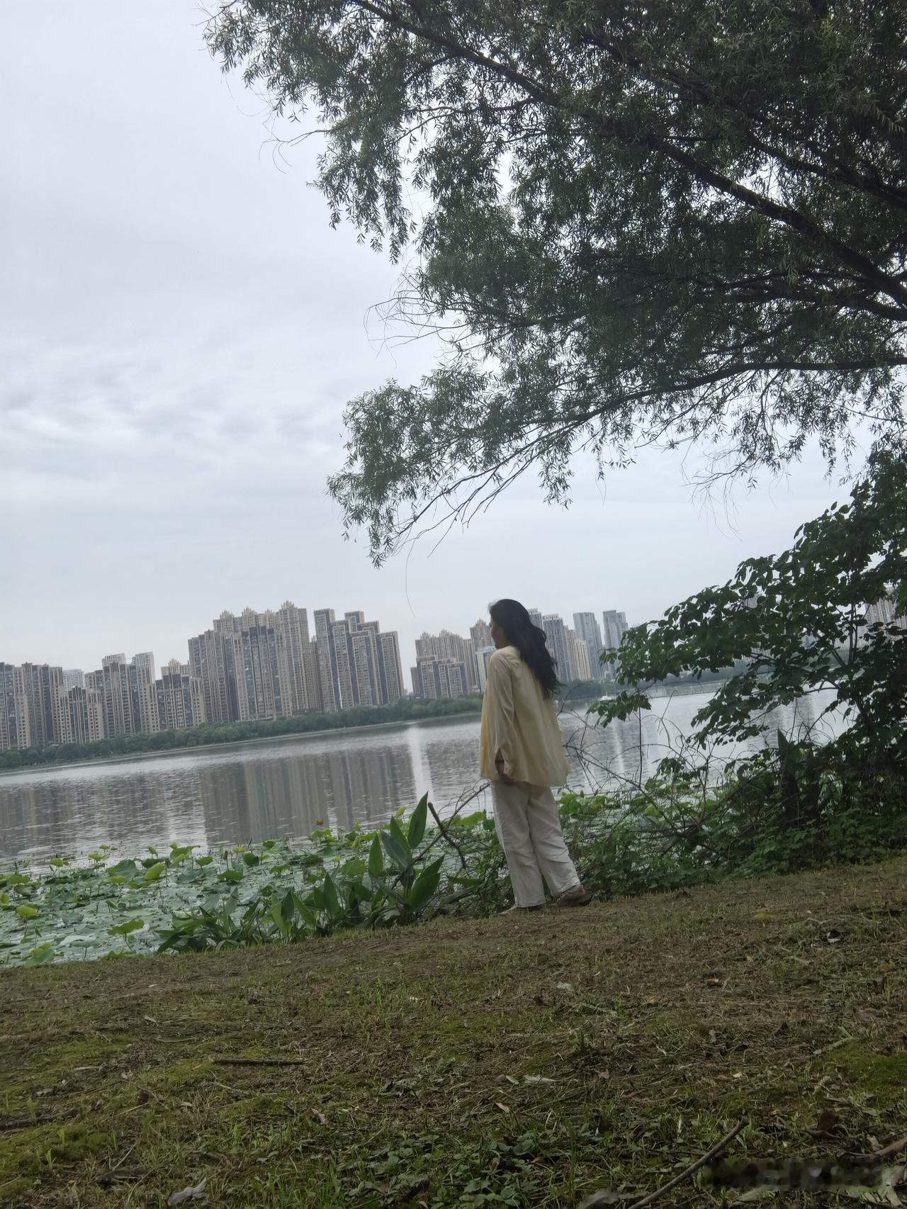 爸妈一封封都保存着。
有我读中专时写的，有我在武汉工作时写的。
书信中我的字体公