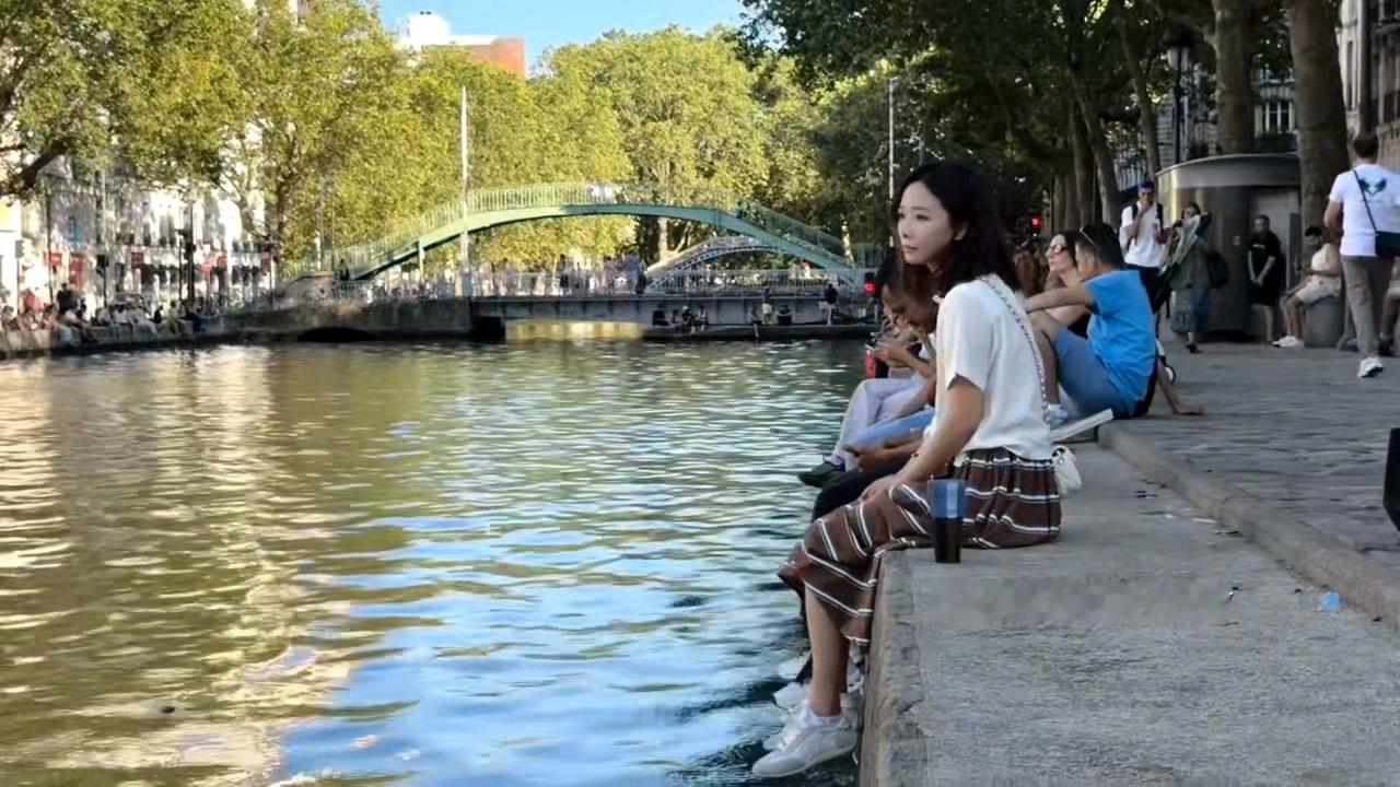 王珞丹这一幕好自由 看到别人跳水，王珞丹内心os是我也想但不敢，支持大胆的跳一个