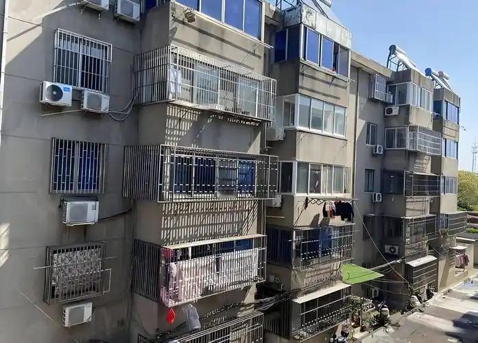 七八十年代的预制板老楼原拆原建不太现实。
那时大批五六层单位宿舍楼用预制板工艺建