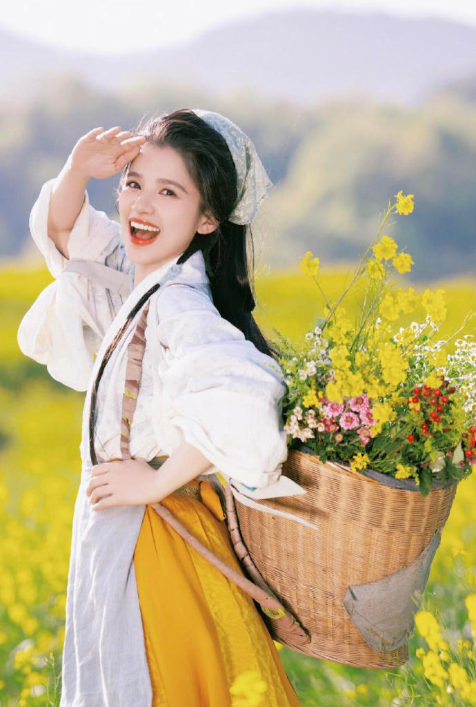 孟子义的写真真的做到了“非粉也刷到过”的程度！不管是仙气飘飘的花海造型，还是冷艳