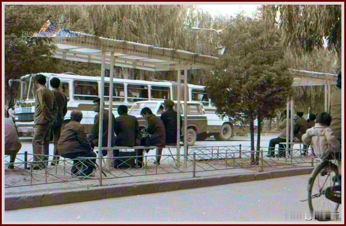 呼和浩特八十年代初期街景旧照片，看看这是中山路哪一段？
呼市老城 八十年代的中山