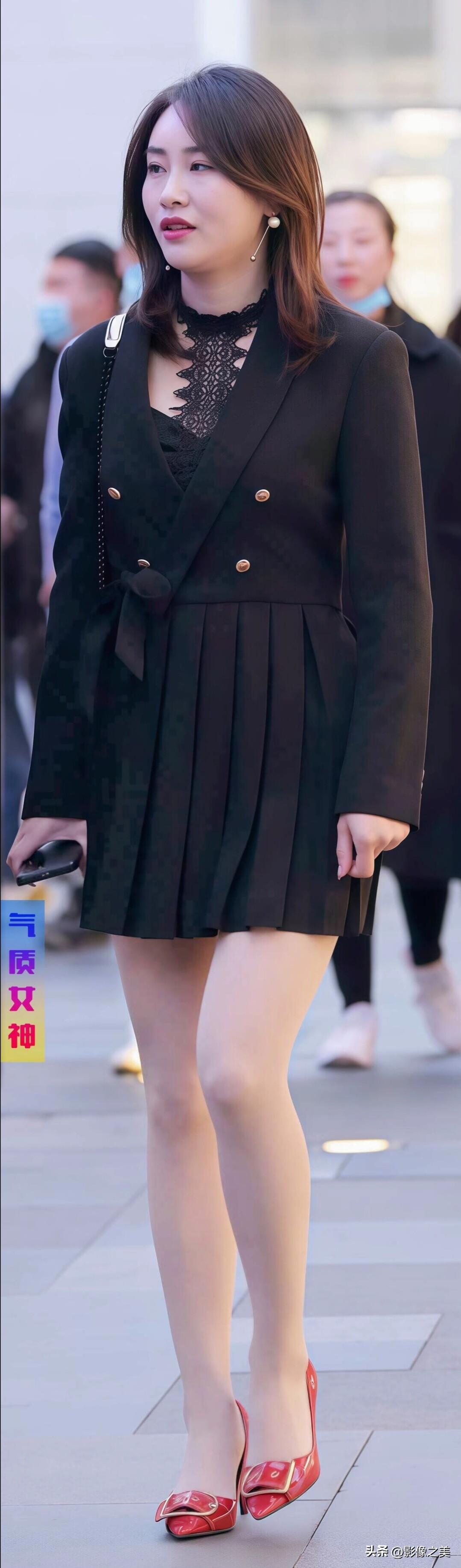 黑色西装百褶裙，搭配红色高跟鞋，干练又亮眼，走在街上回头率超高，是又美又飒的气质