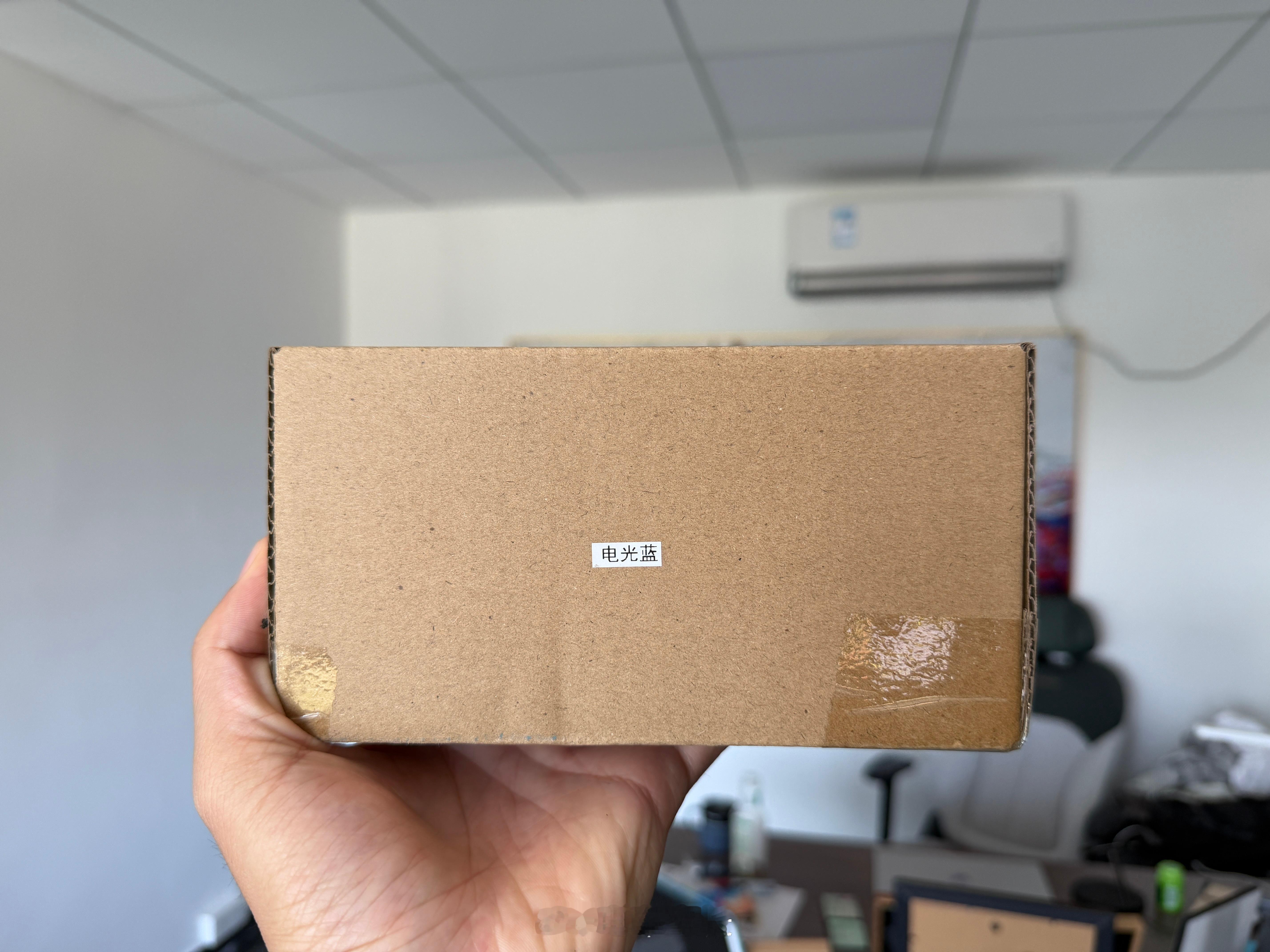 电车室长宠粉计划 评论区抽个金粉，送神秘车模，我也忘了是哪个品牌的，电光蓝！  