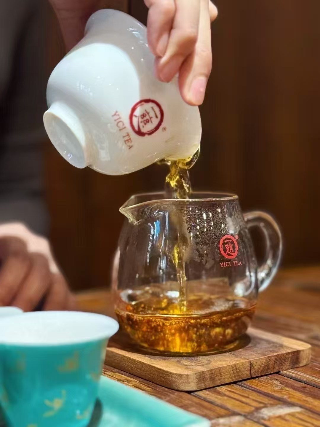 品茶赏器交友  愿活成一盏好茶，外在汤色明净，内里底蕴绵长。纵使无人欣赏，也依旧
