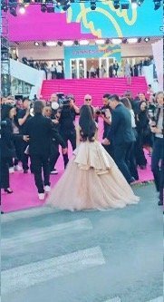 出席戛纳粉毯的金智秀亚女之光，闪耀戛纳 