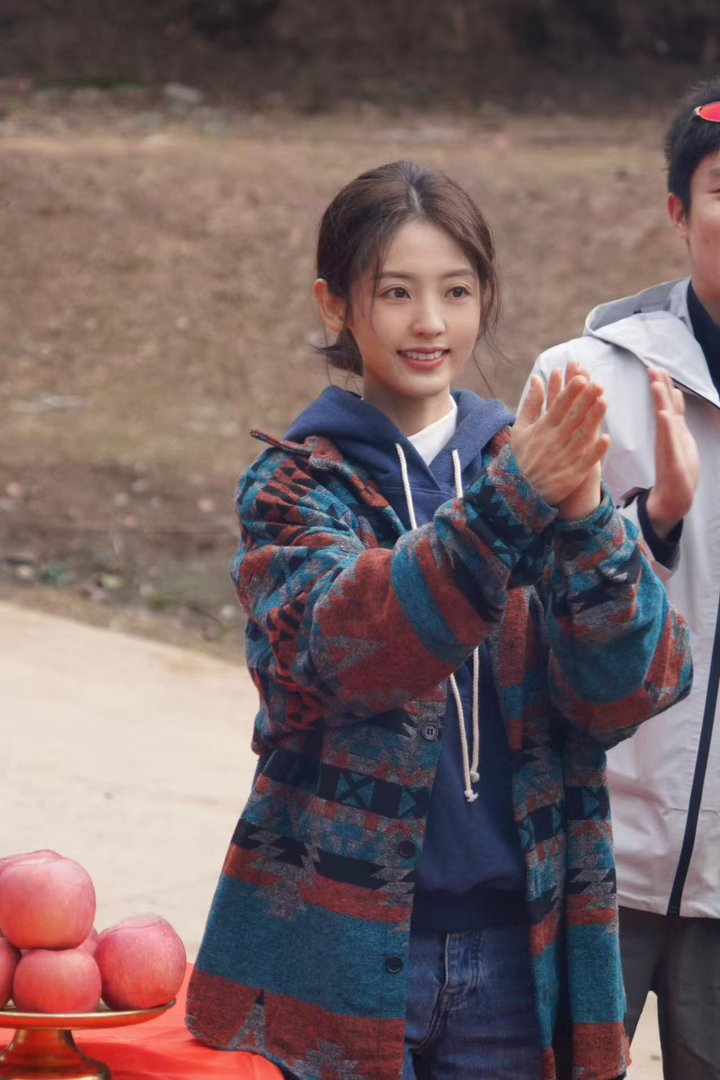 邢菲新剧演骗子邢菲顶着这样一张脸演骗子 甜妹邢菲变又野又灵！新剧《我乐个神落村》