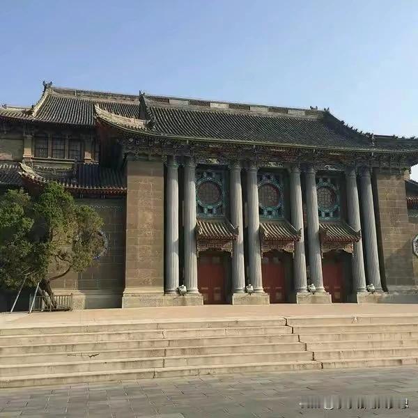 “要搬走，也不能这样彻底吧？”这可是有90年历史建筑物啊，仅两个小时只烧剩个底，