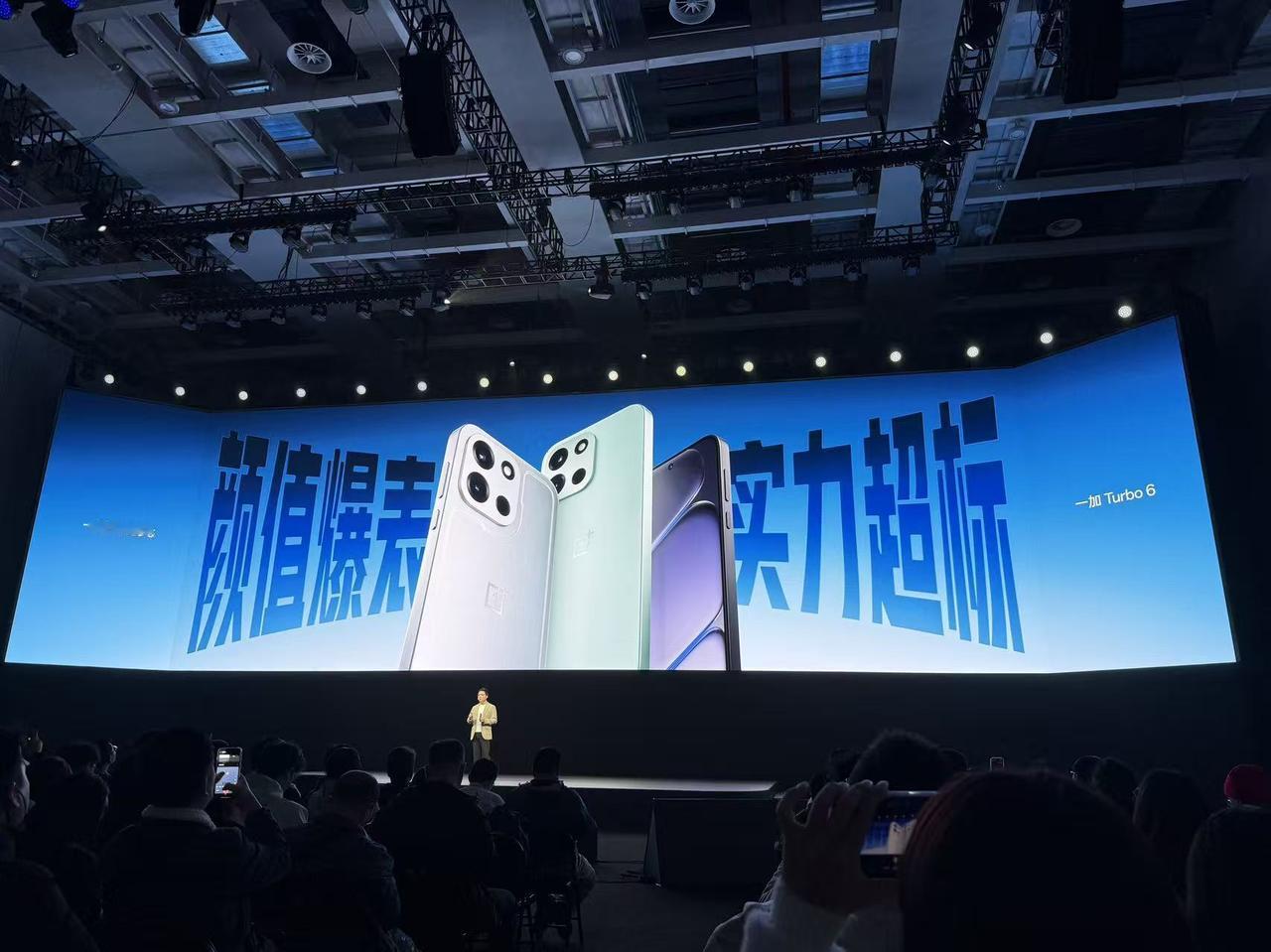 一加 Turbo 6外观设计非常简约，采用全新的独家微米级丝绸复刻工艺，在打造通