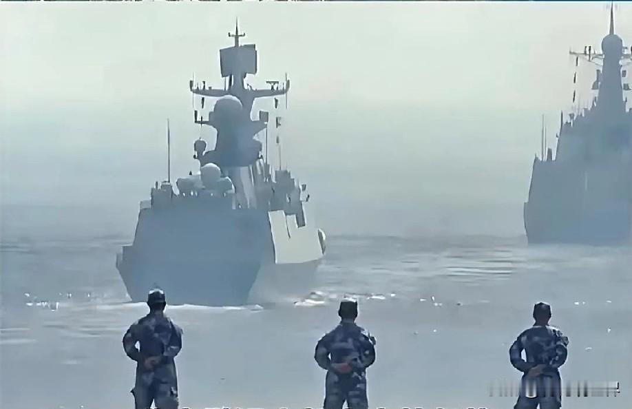 12月7日下午的最新消息，现在他来了，第一条：辽宁舰编队西太训练，歼-15雷达反