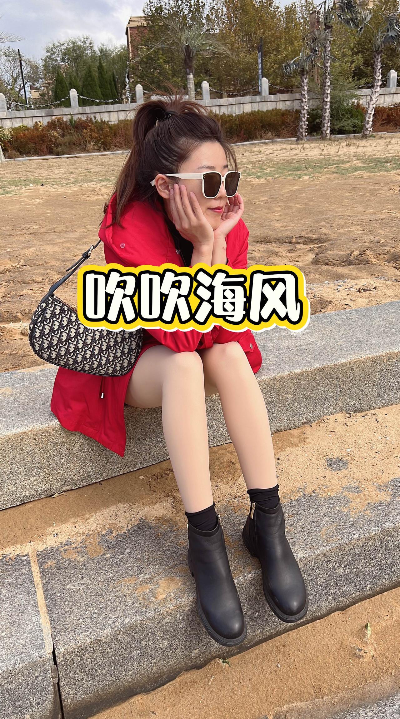 红色外套海边穿搭