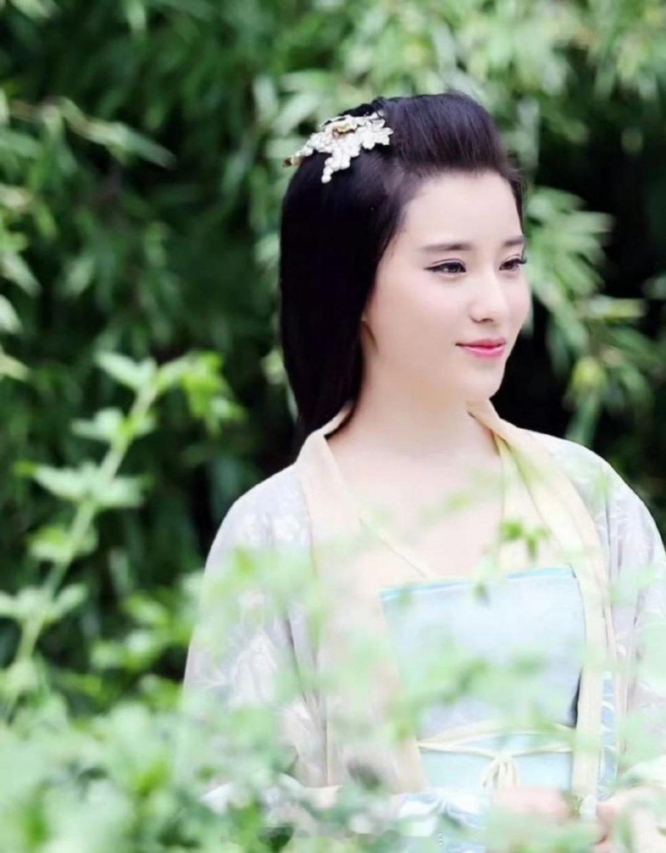 原来花千骨里的轻水后续没演戏是因为嫁给了一个富豪老公，开启了无忧无虑富太太的生活