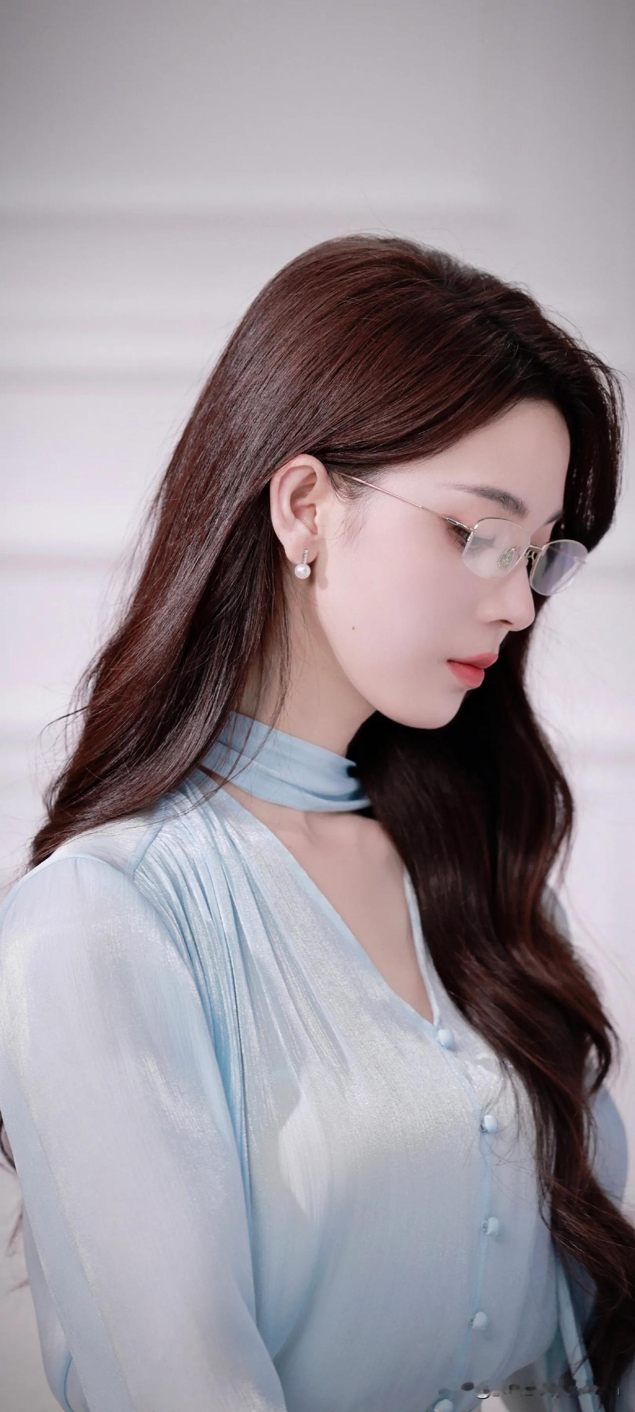 陈瑶眼镜一戴气质拉满