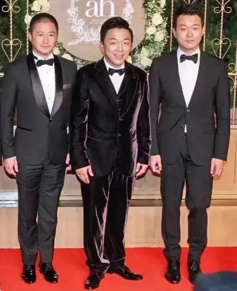 这三位大叔真是帅呆了，一个比一个帅，没想到四十多岁了，这么有魅力，真的是很帅，你