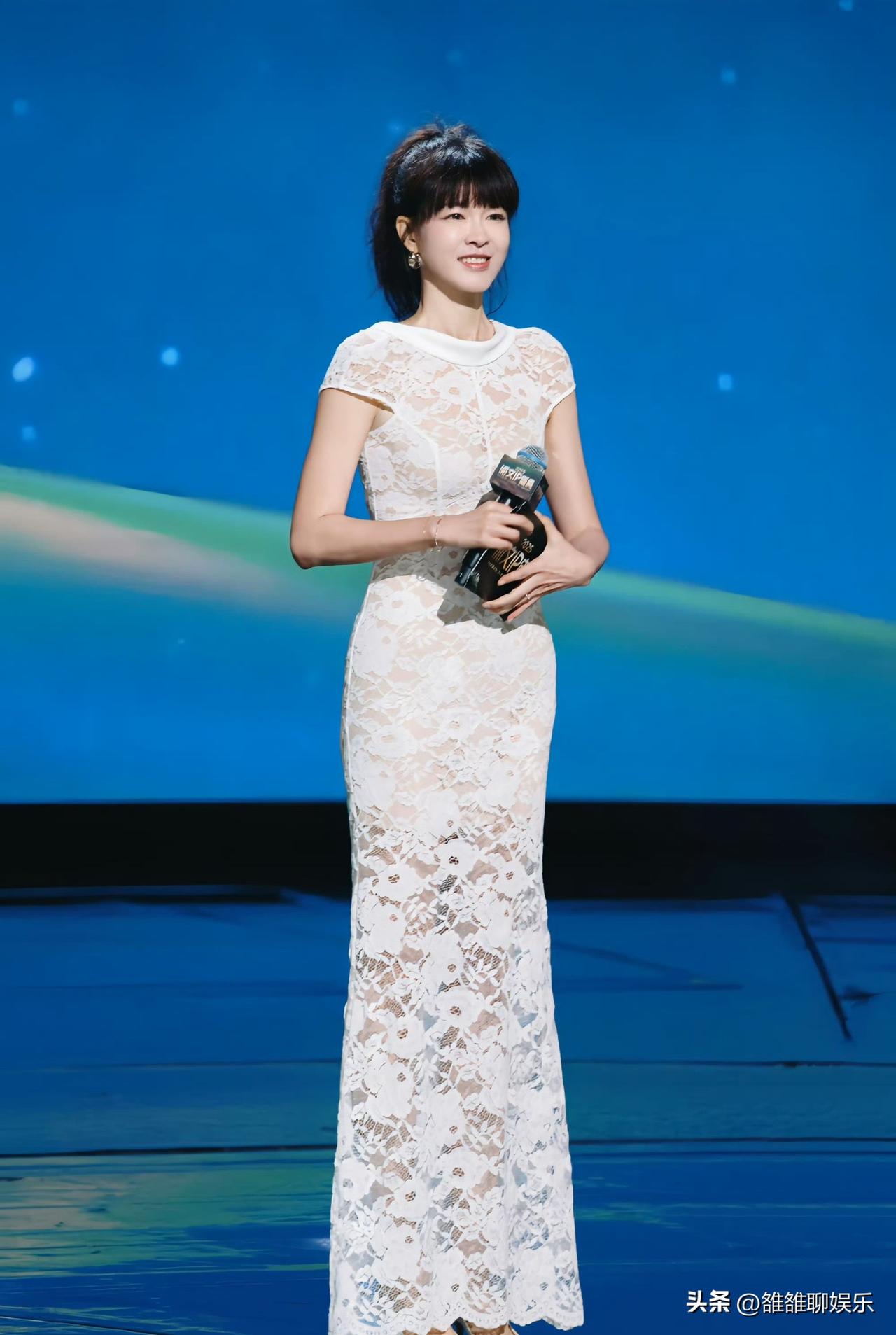 李艾，高调发文。

3月31日深夜，主持人李艾在社交平台分享了一组自己的美照，配