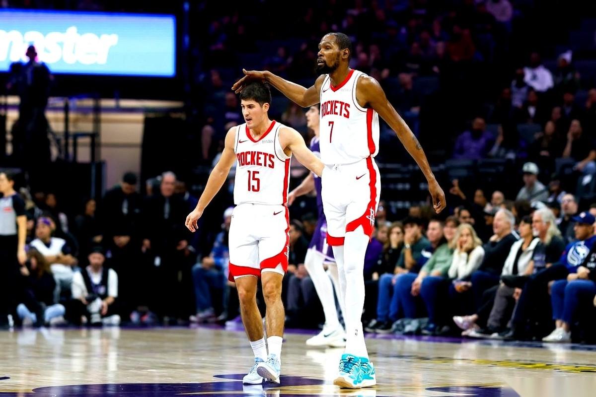 讲真，谢泼德这运气，我看着都羡慕。
死神啊，杜兰特啊，亲自给你个菜鸟做挡拆，球权