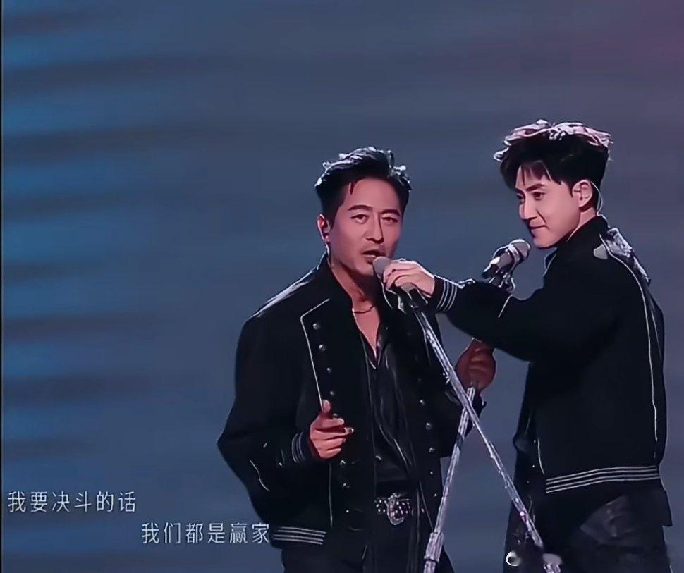 郭晓东张睿回应舞台心酸话筒架“一个推一个扶起来”这个场面为什么我觉得莫名的喜感！