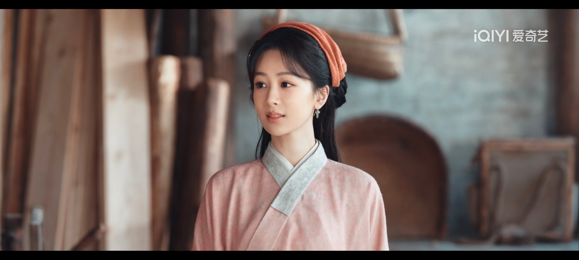 紫大李祯出场造型就是粉头巾 