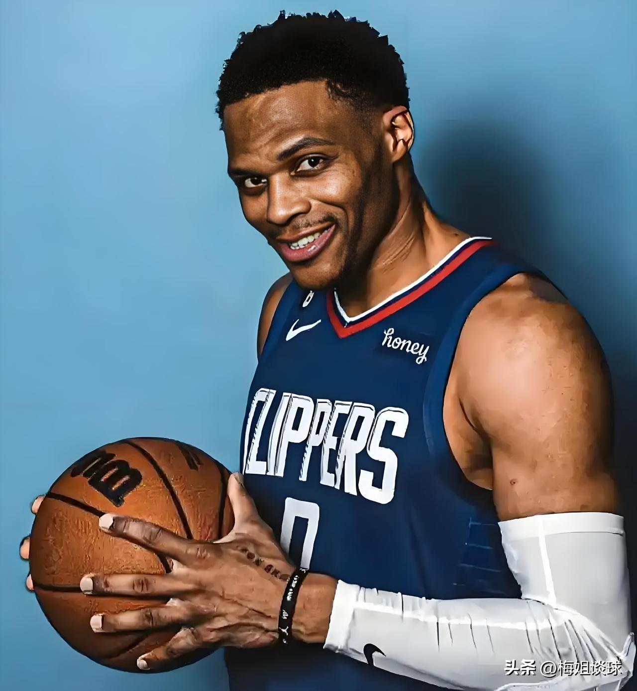 “神龟”威少，全名拉塞尔·威斯布鲁克，绝对是NBA赛场上充满传奇色彩的人生大赢家