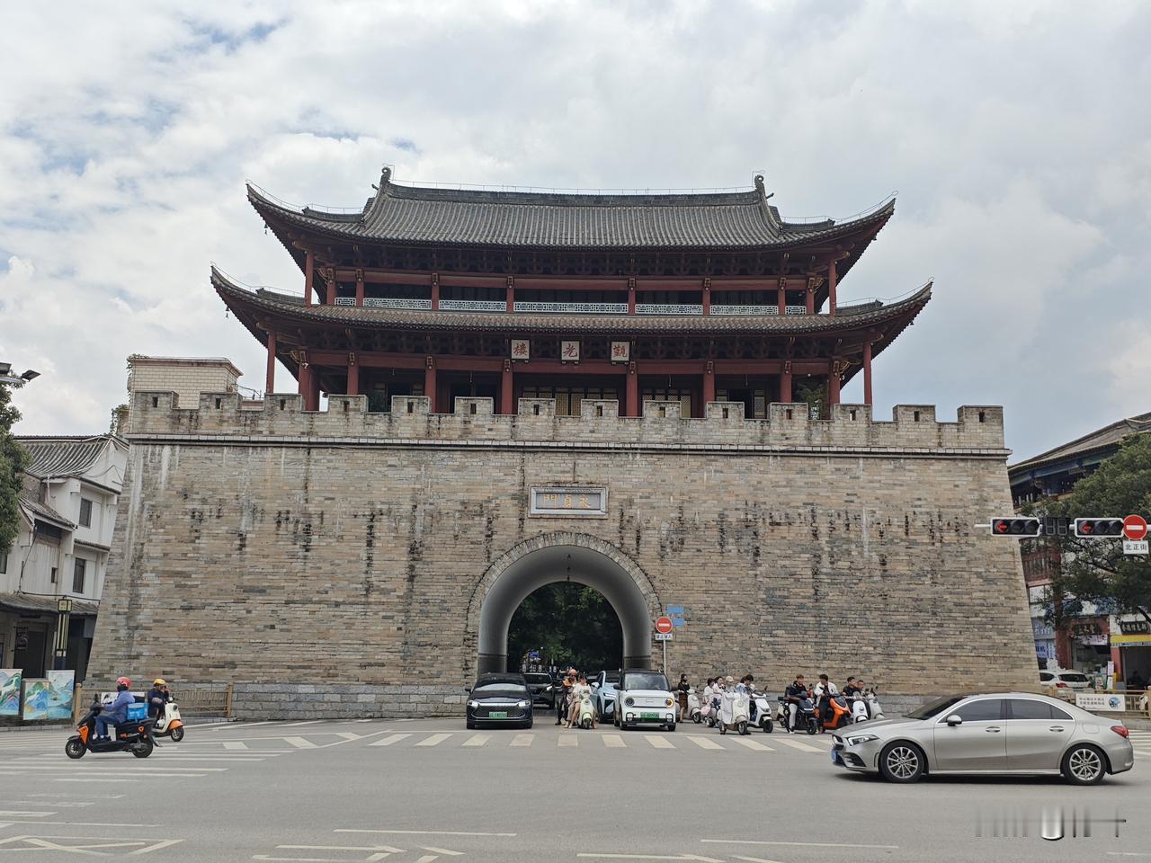 江城子22·云南建水古城
雄门巍峙望南疆。
古砖苍，阅兴亡。
画栋层楼，飞角入云