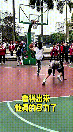 这视频我算是看明白了，真叫人忍不住竖大拇指！
 
冯敏敏一上场，全场老爷们儿直接