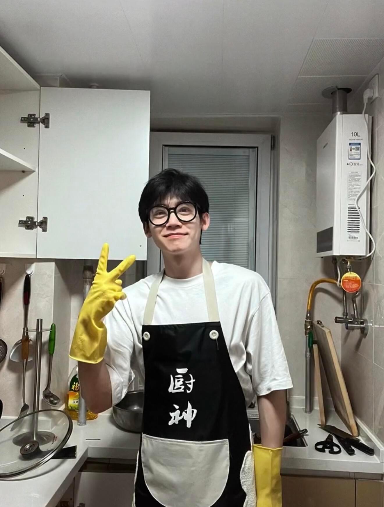 李卿也有宅男的一面李卿古风小生宅家的样子翩翩古风小生切换宅家模式，摇扇看球、静静