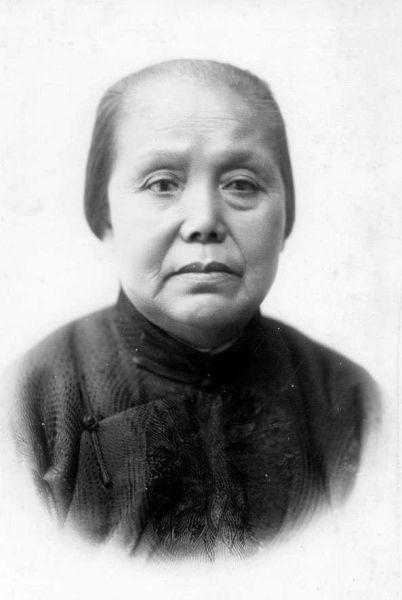 1915年，孙中山向发妻卢慕贞提出离婚。48岁的卢慕贞不哭不闹，只回复了一个字：