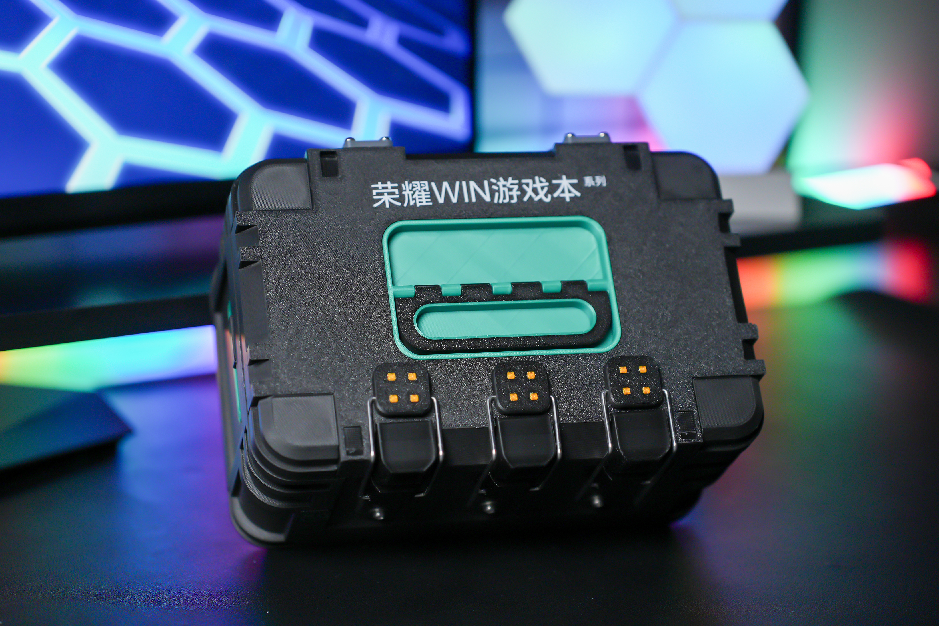 这次的荣耀WIN系列发布会邀请函有点意思啊，很像《三角洲行动》的安全箱大盲盒，尤