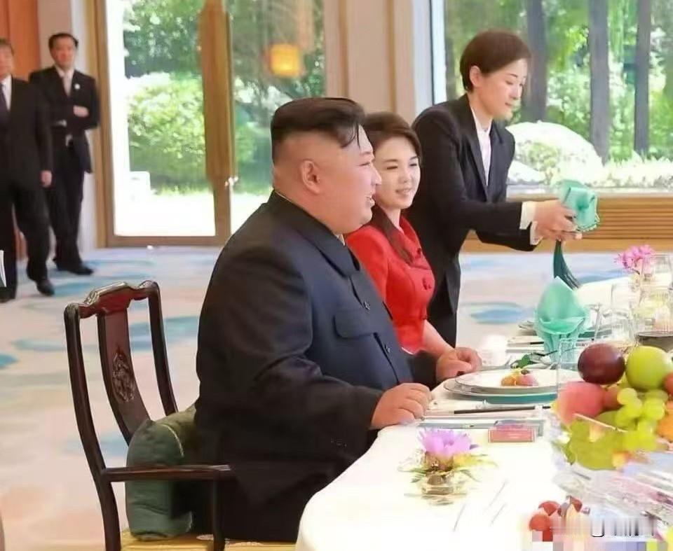 宝贝女儿也一同来啦！金正恩表示，很高兴时隔6年再次访华，对中国政府和人民的热烈欢