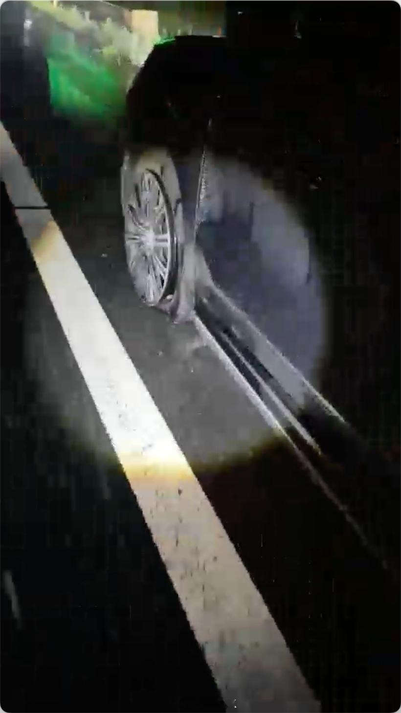 雨夜、高速、爆胎，本该是最危险的组合。但这次没出事，咱们看视频截图，腾势N9在1