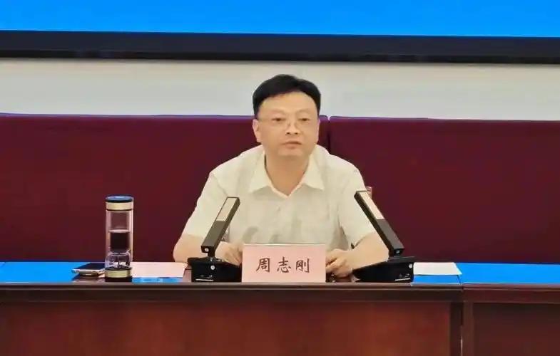 当年看《人世间》觉得周志刚太倔，现在才知道丁勇岱是真倔。赵雪华为他放弃北京工作，