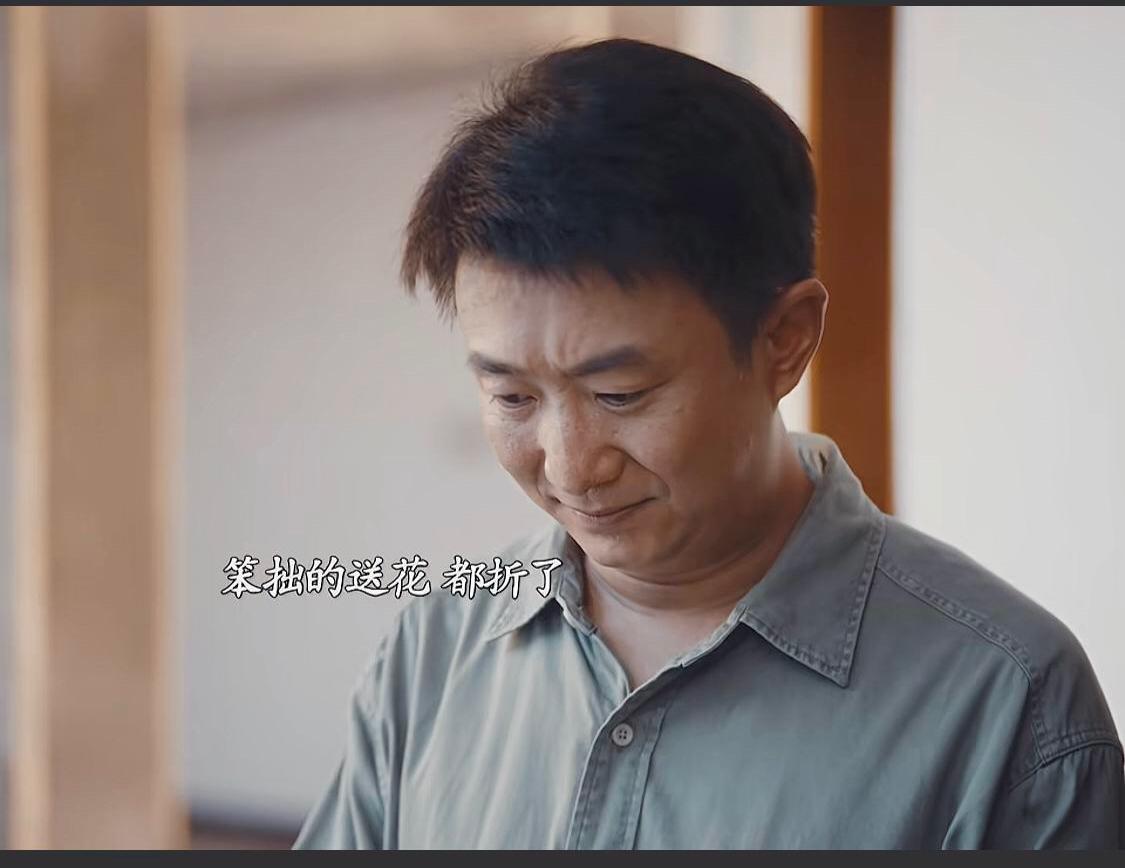 法院的衣服穿上就是提气，郑建民穿老头衫的时候那就是“干中学”啊。一穿上这套立刻就
