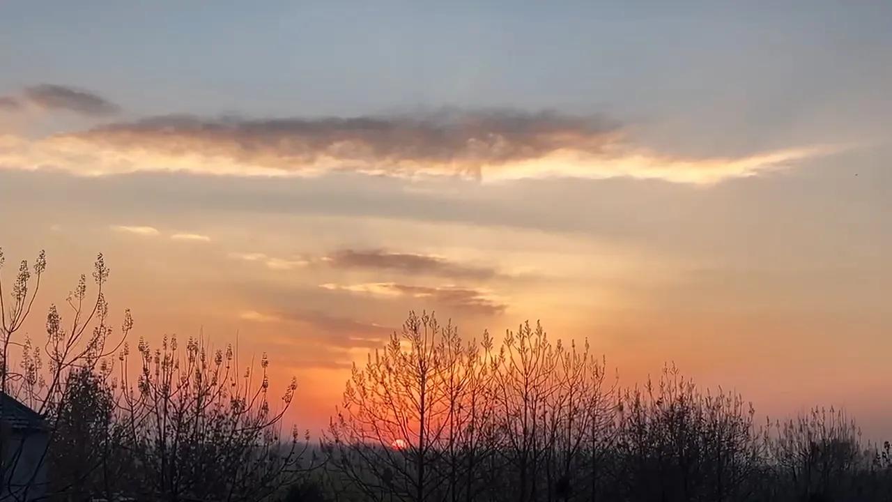 秋天，黄昏，看日落月升。记不起今天是第多少次了。
眼睁睁的看着太阳一点点落入云层