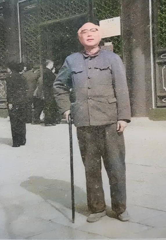90年代初，晚年的王力，留下了这一张罕见的老照片，镜头中的他穿着中山装，拄着拐杖