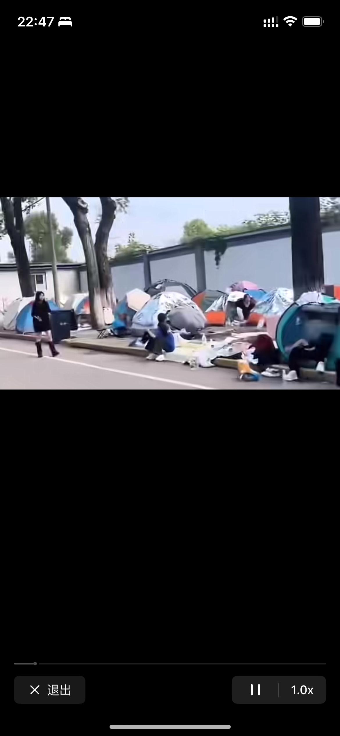武汉旅游最近可太火了，INTIME音乐公园白天人山人海，晚上竟成了帐篷大军的“营
