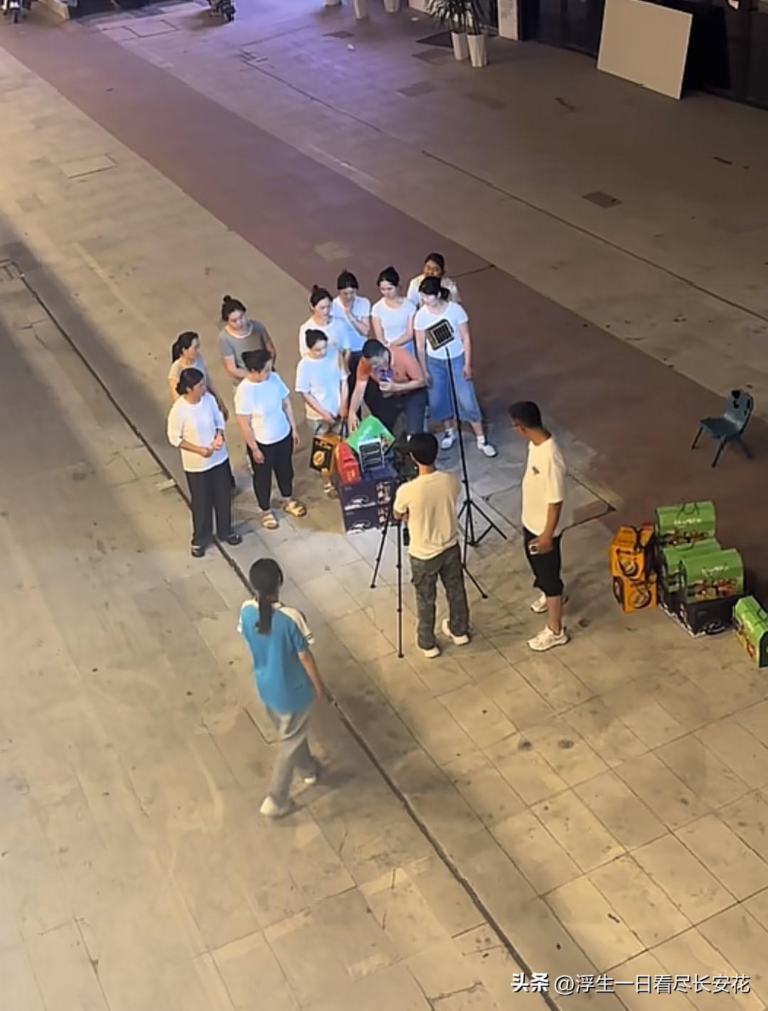 这种“剧本感”其实戳中了很多人对当下直播生态的复杂情绪。我们常常在直播间看到“幸