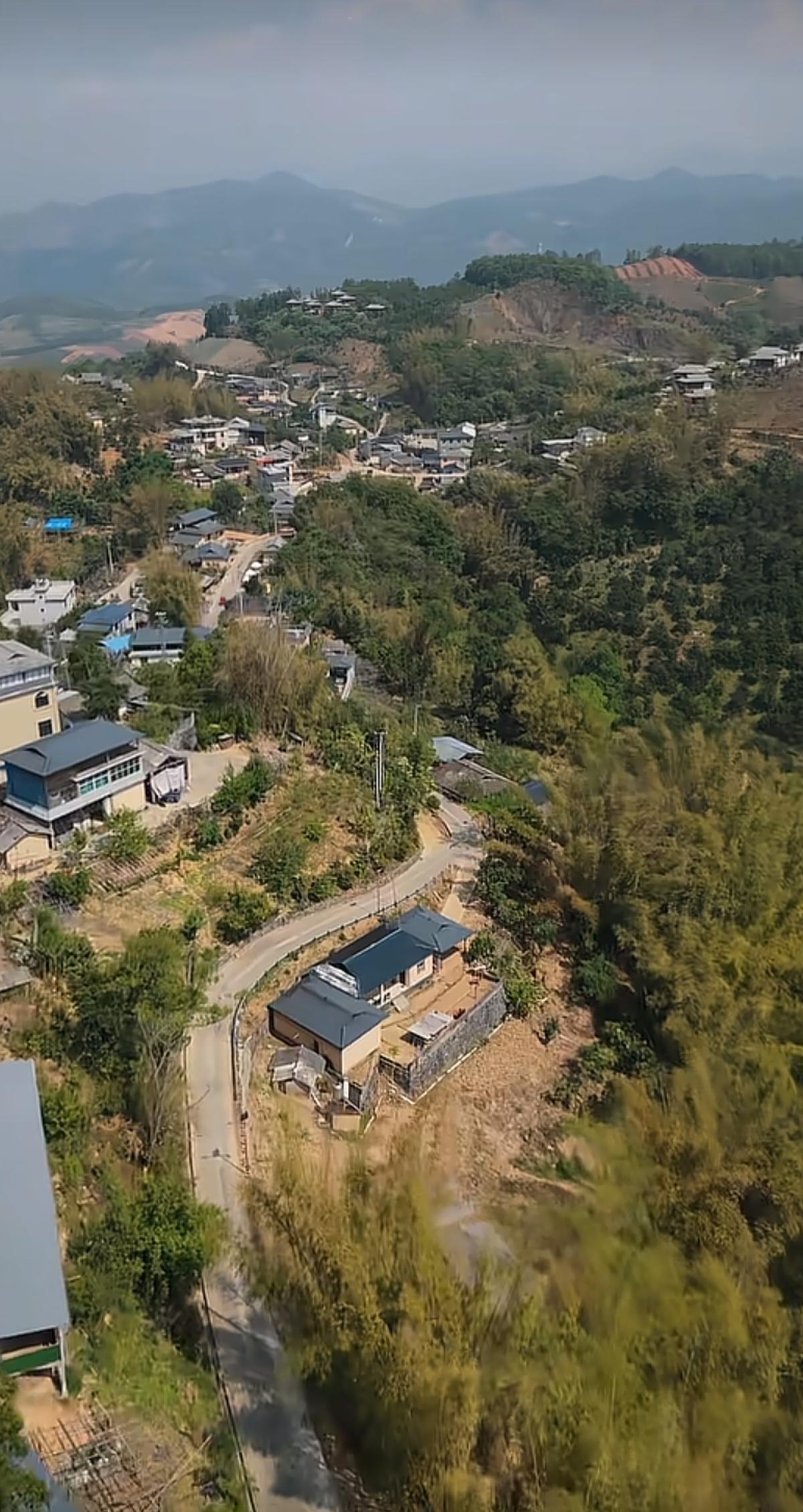 在云南芒市的群山环抱之中，隐藏着一个有着数百年历史的古村落——出冬瓜村。作为德昂