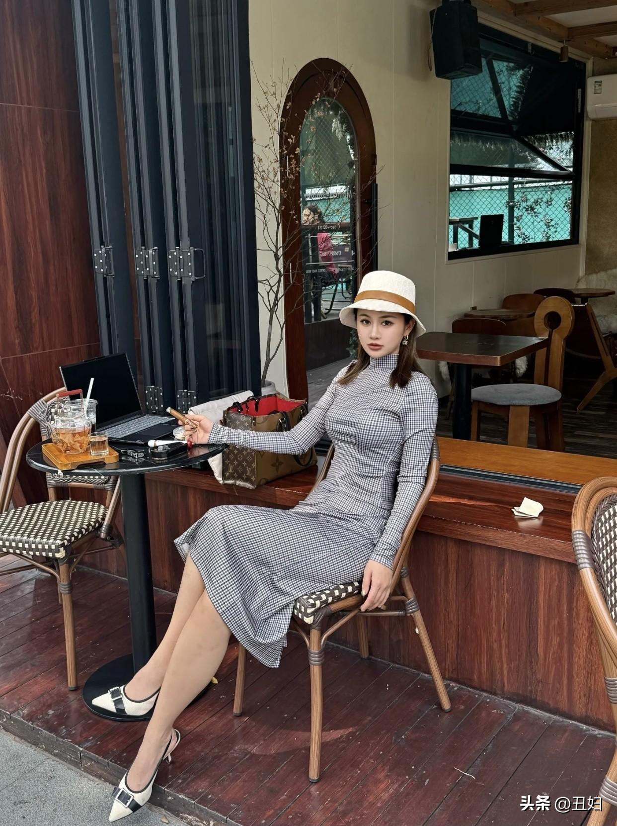 晒图笔记大赛轻纱遮面坐，闲看落花飞。