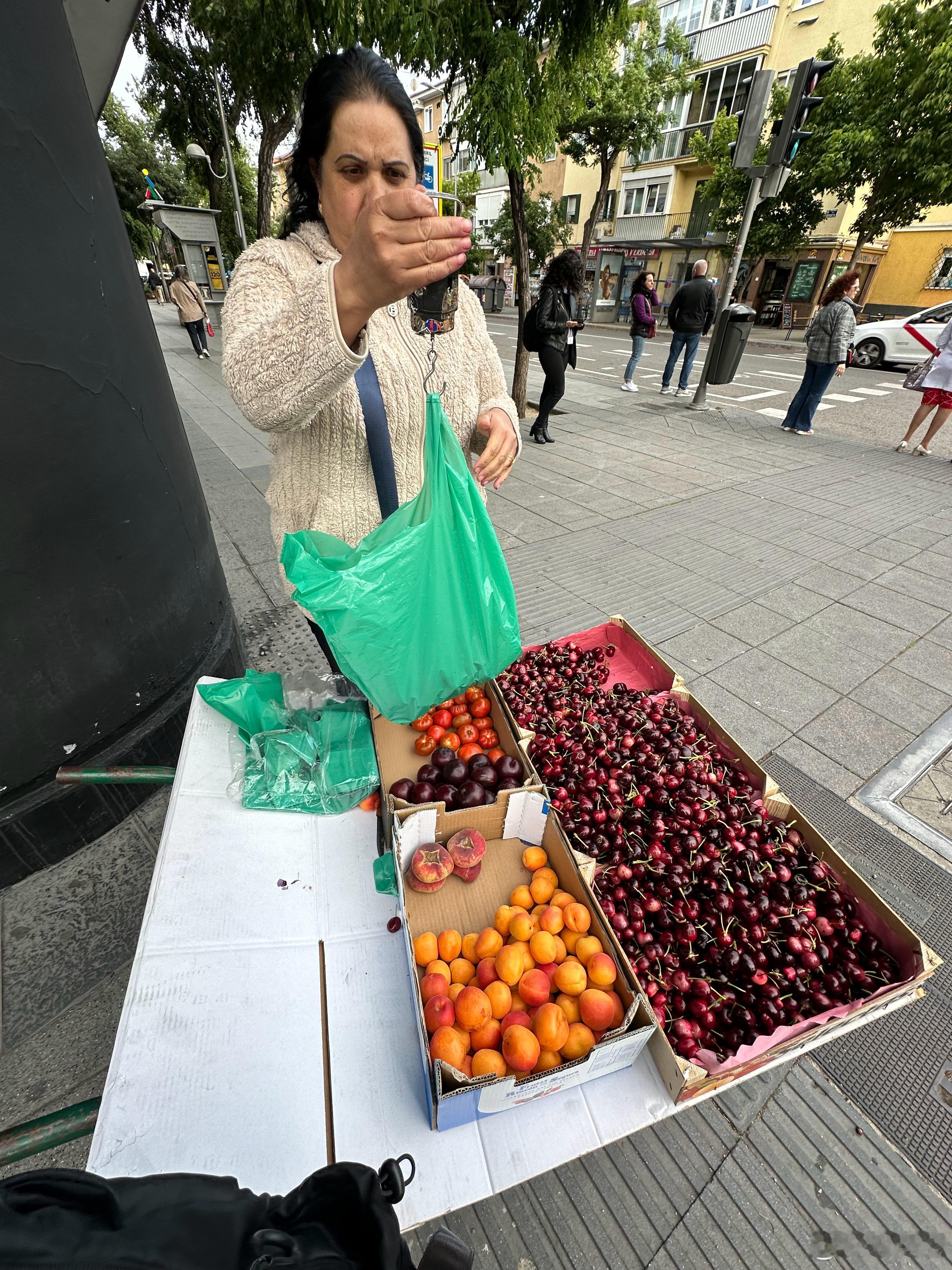 今天买到车厘子啦，欧洲的车厘子季快到了，可以吃到爽了车厘子。现在因为还没有到旺季