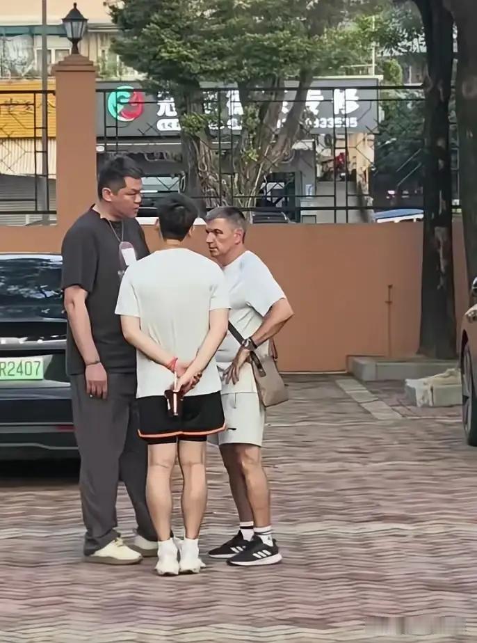 同意宋涛张勇军的观点，朱芳雨是自己申请离职的，和投资人纯属友好分手。

回顾朱芳