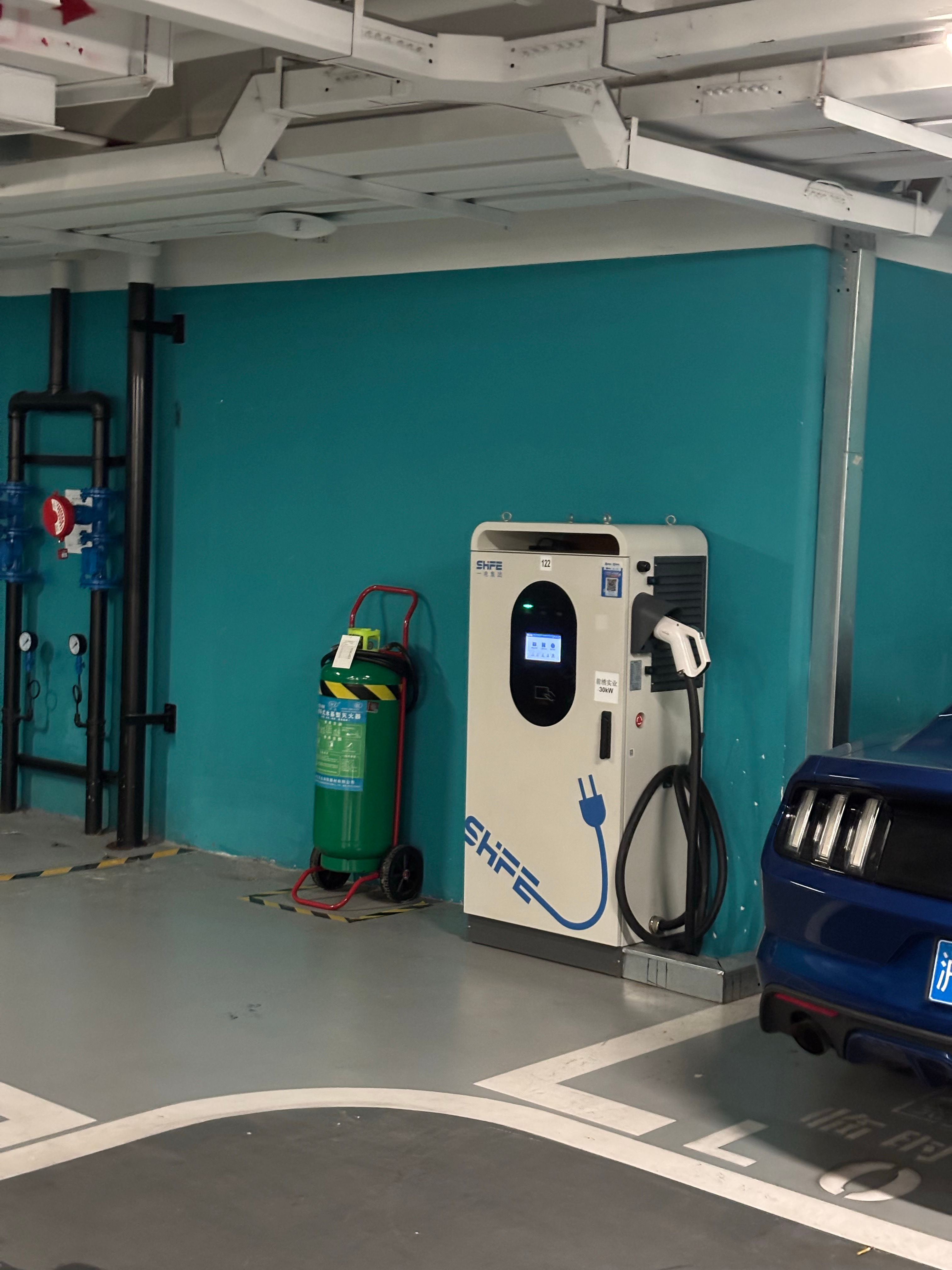 线缆那么粗，实际最高充电功率只有30kw，插上去之后实际只有5kW，逗我玩呢[费
